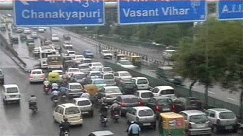 बारिश ने थामी दिल्ली की रफ्तार | फोटो देखें