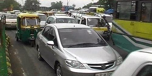 बारिश ने थामी दिल्ली की रफ्तार | फोटो देखें