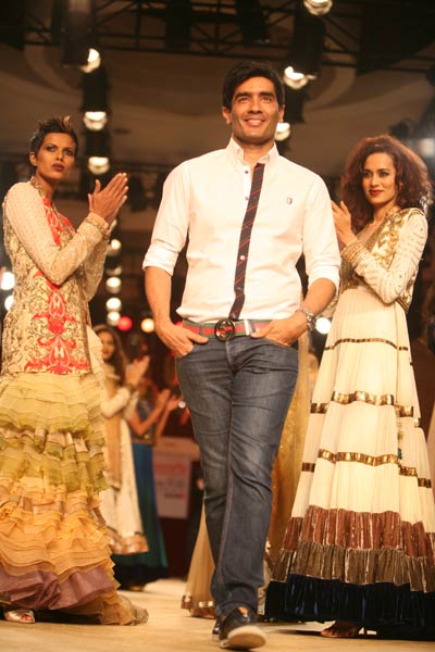 बॉलीवुड सितारों से रोशन हुआ फैशन शो...