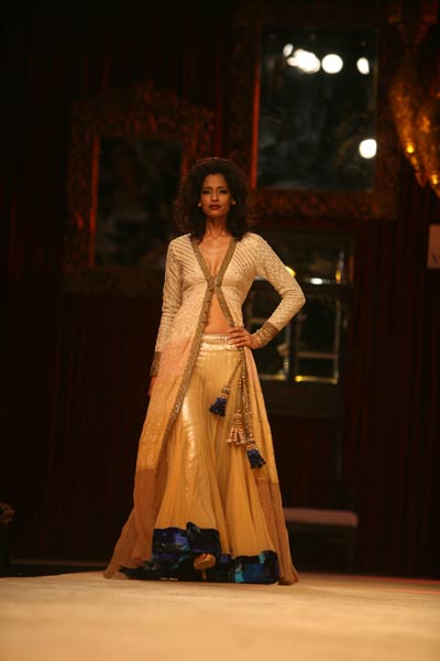 बॉलीवुड सितारों से रोशन हुआ फैशन शो...