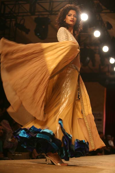 बॉलीवुड सितारों से रोशन हुआ फैशन शो...