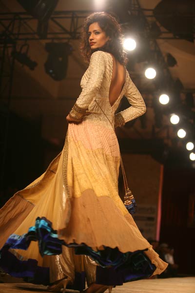 बॉलीवुड सितारों से रोशन हुआ फैशन शो...