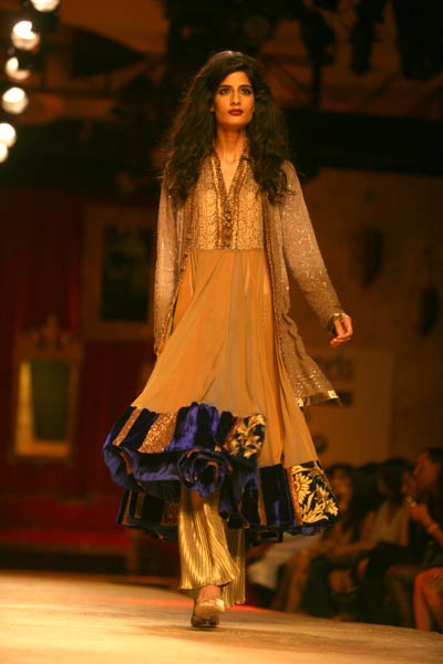 बॉलीवुड सितारों से रोशन हुआ फैशन शो...