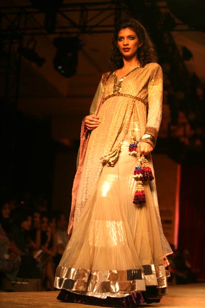 बॉलीवुड सितारों से रोशन हुआ फैशन शो...