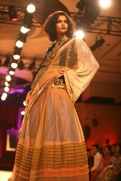 बॉलीवुड सितारों से रोशन हुआ फैशन शो...