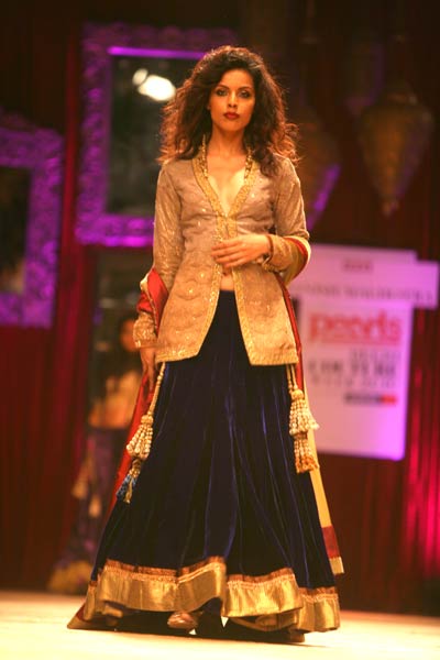 बॉलीवुड सितारों से रोशन हुआ फैशन शो...