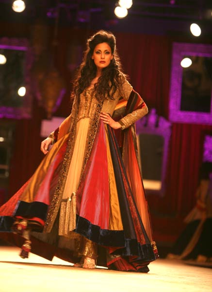 बॉलीवुड सितारों से रोशन हुआ फैशन शो...