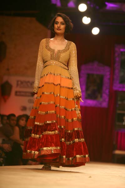 बॉलीवुड सितारों से रोशन हुआ फैशन शो...