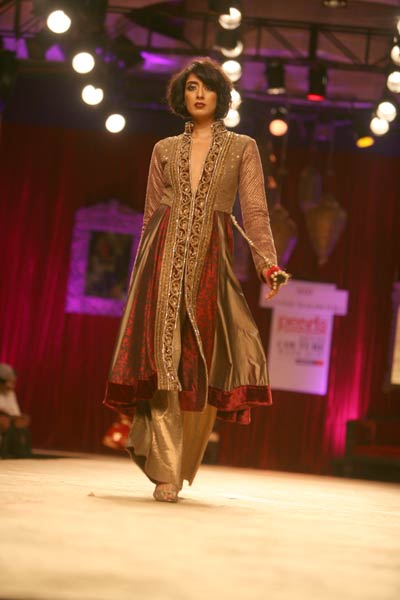 बॉलीवुड सितारों से रोशन हुआ फैशन शो...