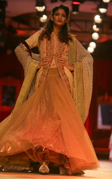 बॉलीवुड सितारों से रोशन हुआ फैशन शो...