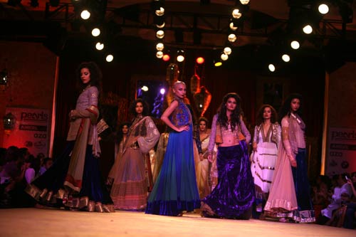 बॉलीवुड सितारों से रोशन हुआ फैशन शो...