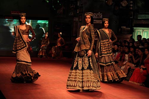 बॉलीवुड सितारों से रोशन हुआ फैशन शो...