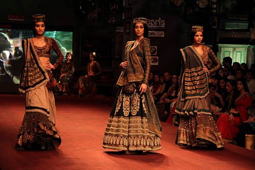 बॉलीवुड सितारों से रोशन हुआ फैशन शो...