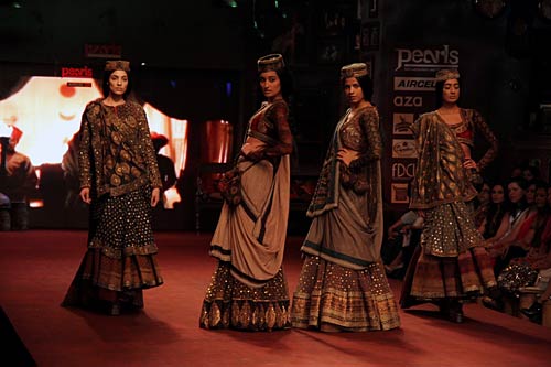 बॉलीवुड सितारों से रोशन हुआ फैशन शो...