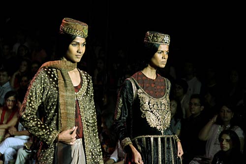 बॉलीवुड सितारों से रोशन हुआ फैशन शो...