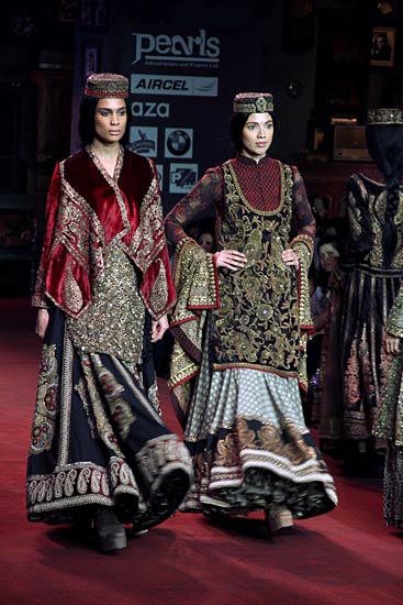 बॉलीवुड सितारों से रोशन हुआ फैशन शो...