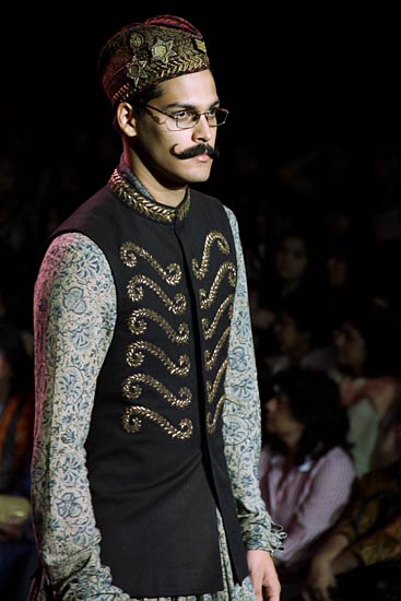 बॉलीवुड सितारों से रोशन हुआ फैशन शो...