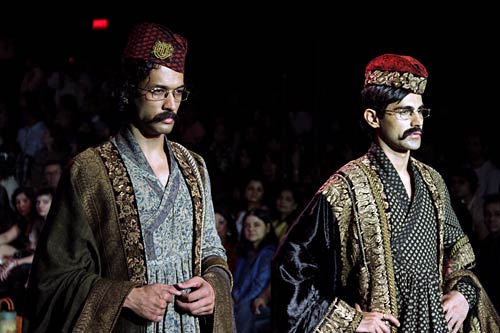 बॉलीवुड सितारों से रोशन हुआ फैशन शो...