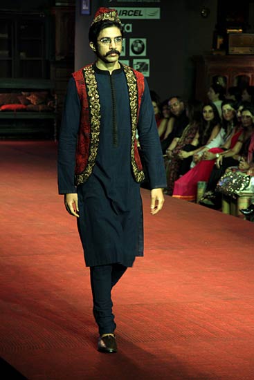 बॉलीवुड सितारों से रोशन हुआ फैशन शो...