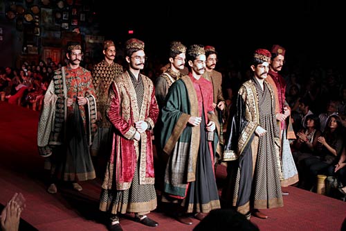 बॉलीवुड सितारों से रोशन हुआ फैशन शो...