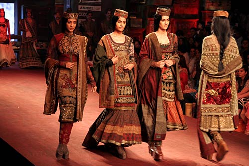 बॉलीवुड सितारों से रोशन हुआ फैशन शो...