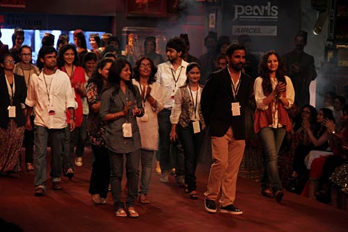 बॉलीवुड सितारों से रोशन हुआ फैशन शो...