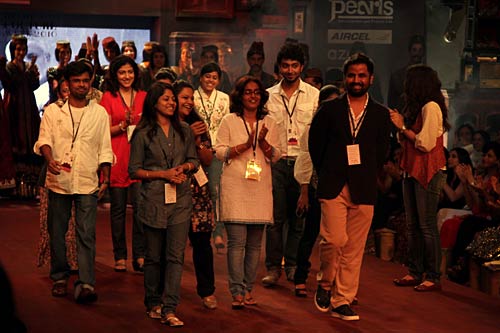 बॉलीवुड सितारों से रोशन हुआ फैशन शो...