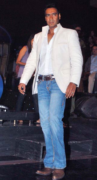 इंडियन आइडल में पहुंचे अजय और कंगना