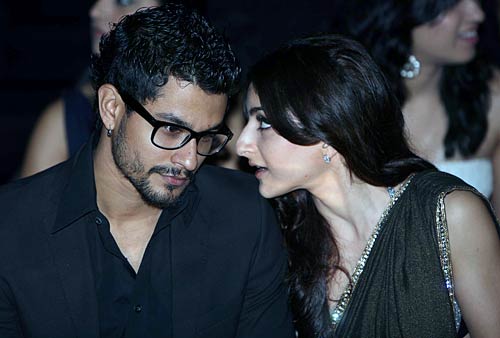 मानव के फैशन शो में ग्‍लैमर का तड़का...