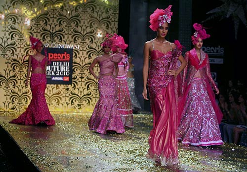 मानव के फैशन शो में ग्‍लैमर का तड़का...