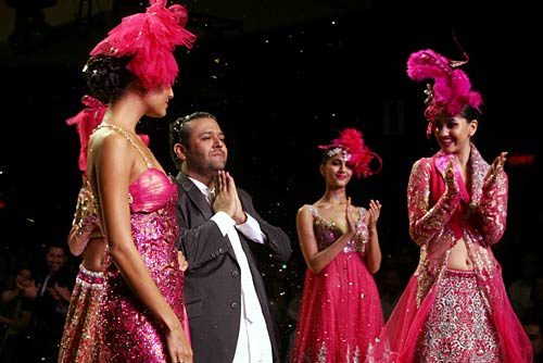 मानव के फैशन शो में ग्‍लैमर का तड़का...