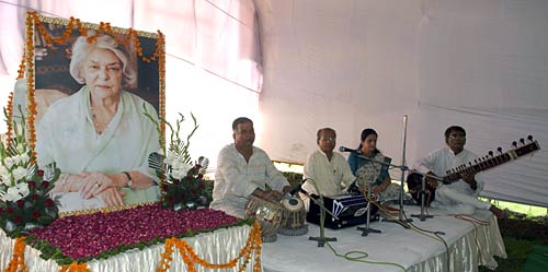 महारानी गायत्री देवी को किया गया याद