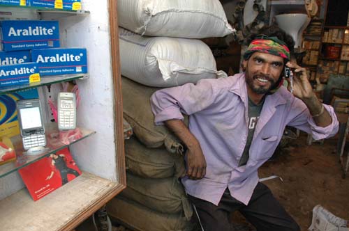 भारत में मोबाइल फोन सेवा ने पूरे किए 17 साल