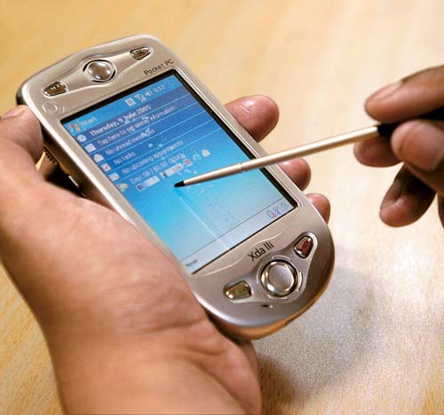 भारत में मोबाइल फोन सेवा ने पूरे किए 17 साल