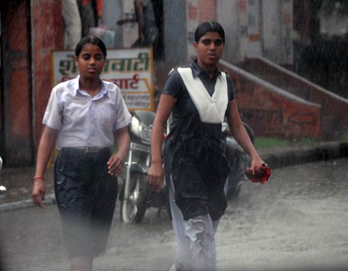 बरसात में भीगी दिल्‍ली का नजारा...