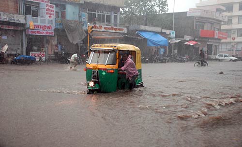 बरसात में भीगी दिल्‍ली का नजारा...