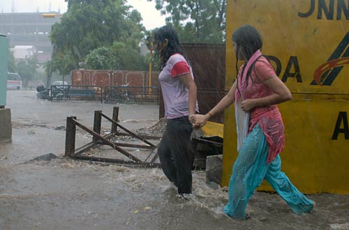 बरसात में भीगी दिल्‍ली का नजारा...