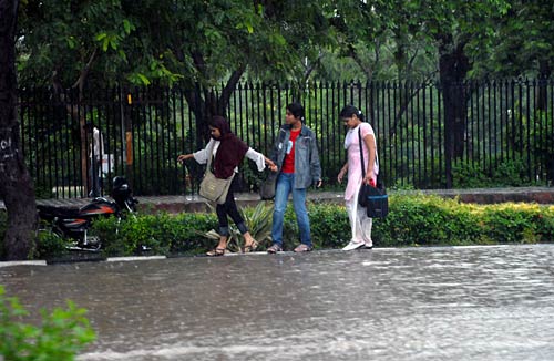 बरसात में भीगी दिल्‍ली का नजारा...