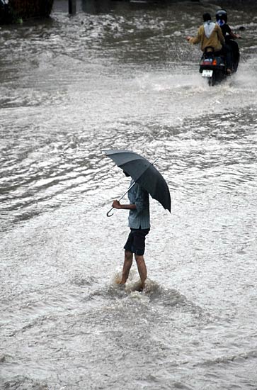 बरसात में भीगी दिल्‍ली का नजारा...