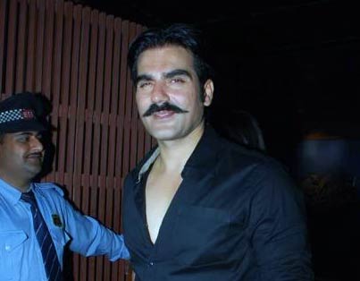 बॉलीवुड अभिनेताओं को भी लुभाता है मूछों पर ताव देना...