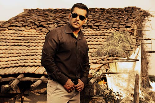 बॉलीवुड अभिनेताओं को भी लुभाता है मूछों पर ताव देना...