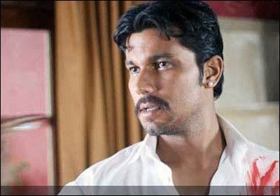 बॉलीवुड अभिनेताओं को भी लुभाता है मूछों पर ताव देना...