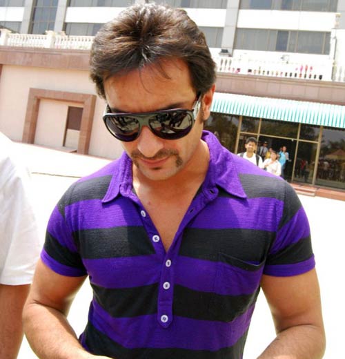 बॉलीवुड अभिनेताओं को भी लुभाता है मूछों पर ताव देना...