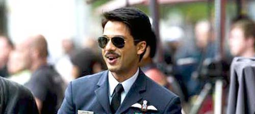 बॉलीवुड अभिनेताओं को भी लुभाता है मूछों पर ताव देना...