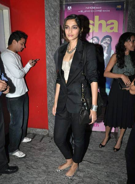 फिल्‍म आयशा की स्‍क्रीनिंग के दौरान बॉलीवुड स्‍टार...