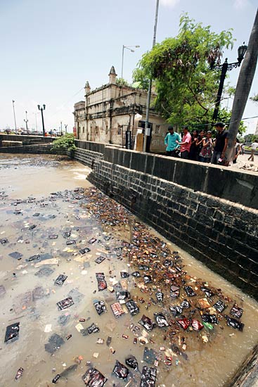 मुंबई में डूबते जहाज से पर्यावरण को खतरा