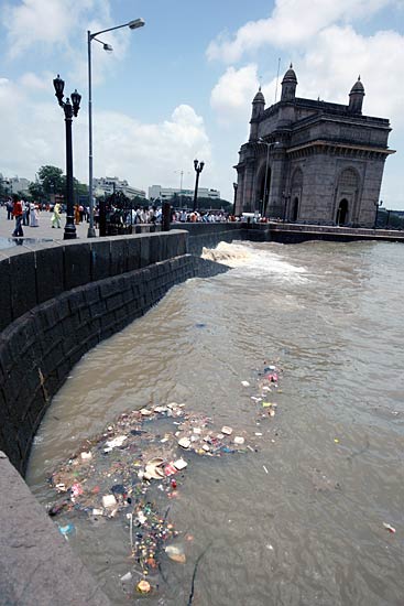 मुंबई में डूबते जहाज से पर्यावरण को खतरा