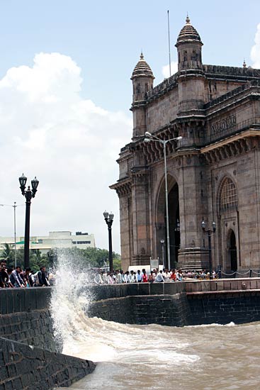 मुंबई में डूबते जहाज से पर्यावरण को खतरा