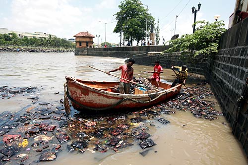 मुंबई में डूबते जहाज से पर्यावरण को खतरा