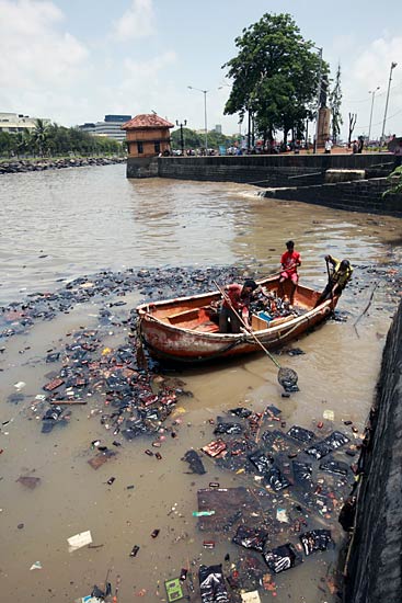मुंबई में डूबते जहाज से पर्यावरण को खतरा